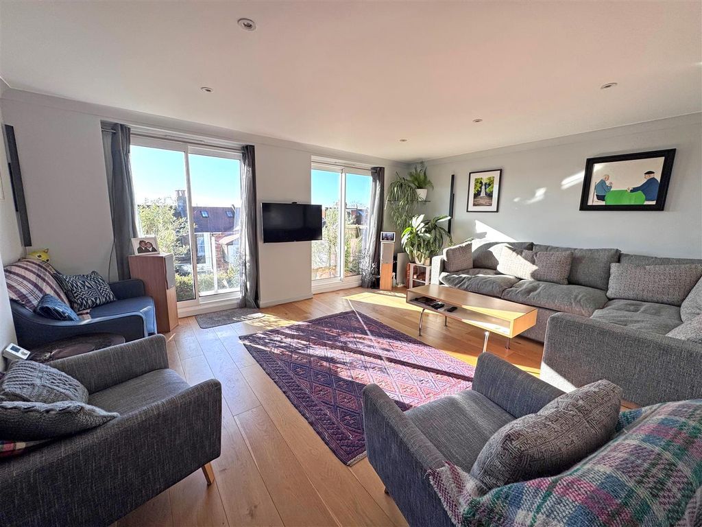 Property photo 3 of 26 13E.Jpg