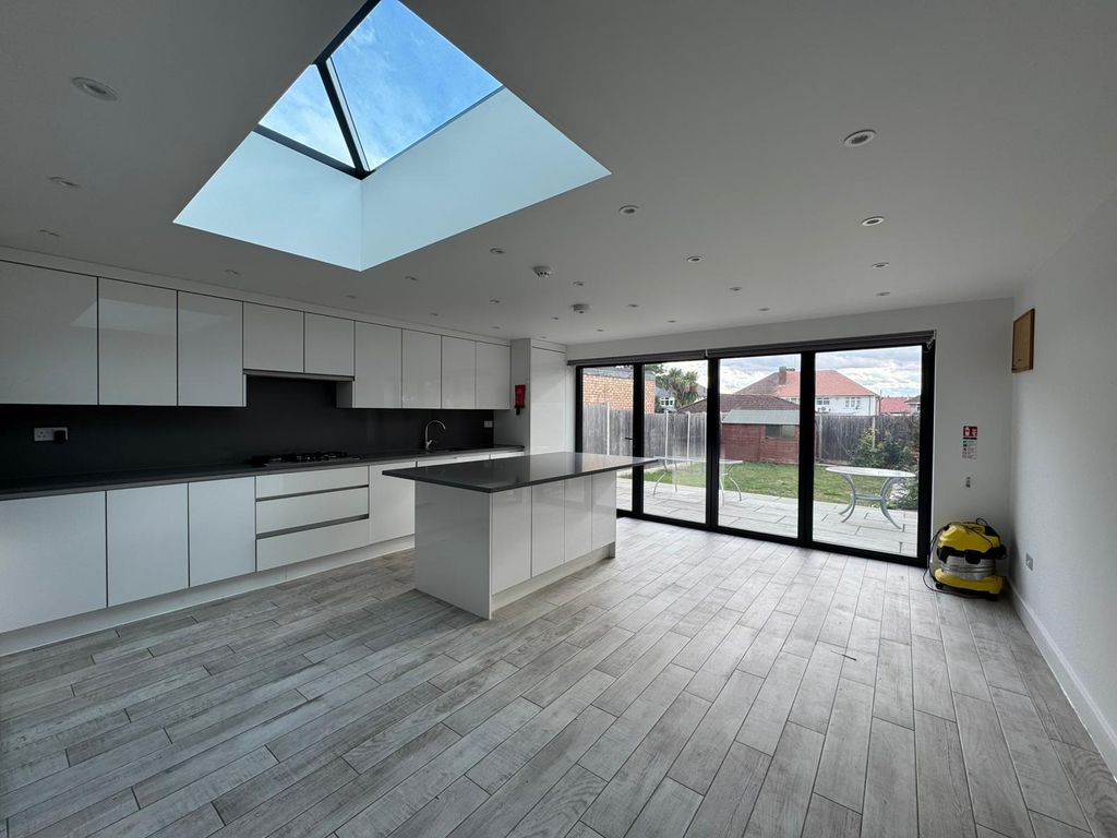 Property photo 3 of 18 Branksome Way (12)