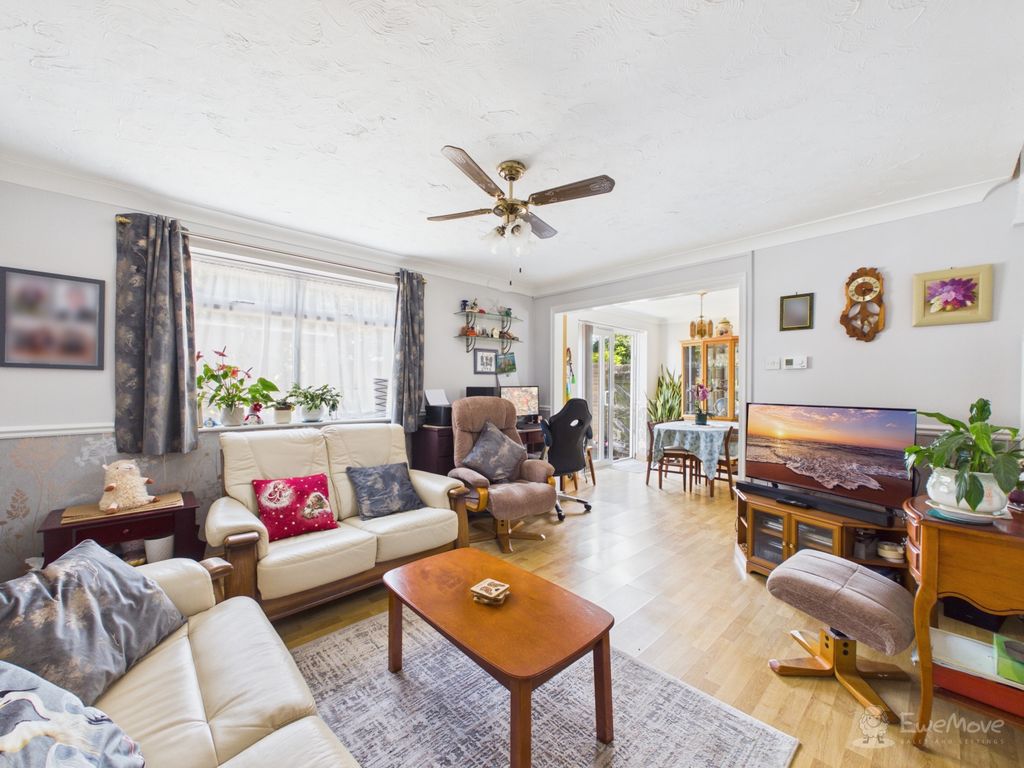 Property photo 2 of 16 Living Room- Mark Stephens Ewemove Newmarket And S