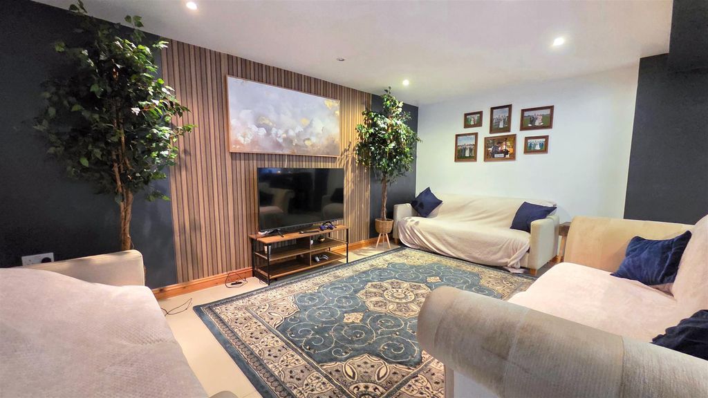 Property photo 2 of 15 Lounge