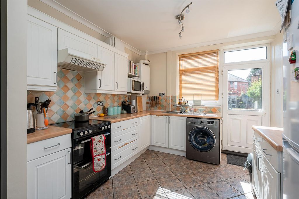 Property photo 3 of 17 Kitchen
