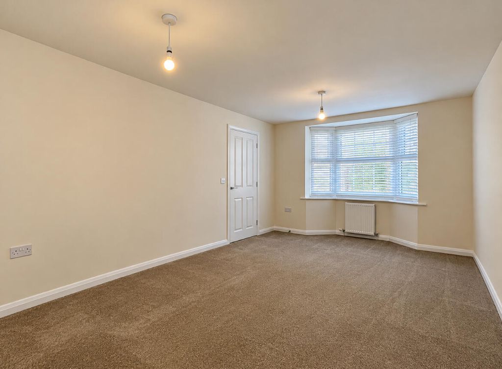 Property photo 3 of 11 Living Room