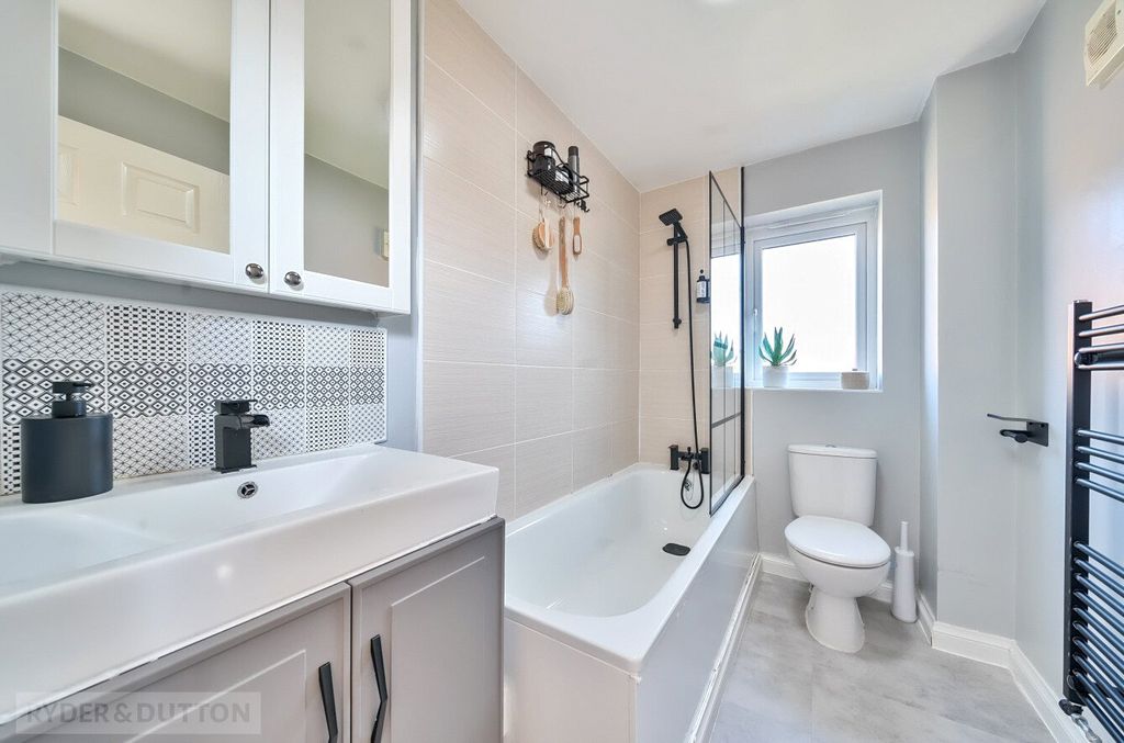 Property photo 1 of 16 Bathroom