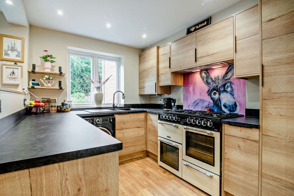 Property photo 3 of 12 Kitchen