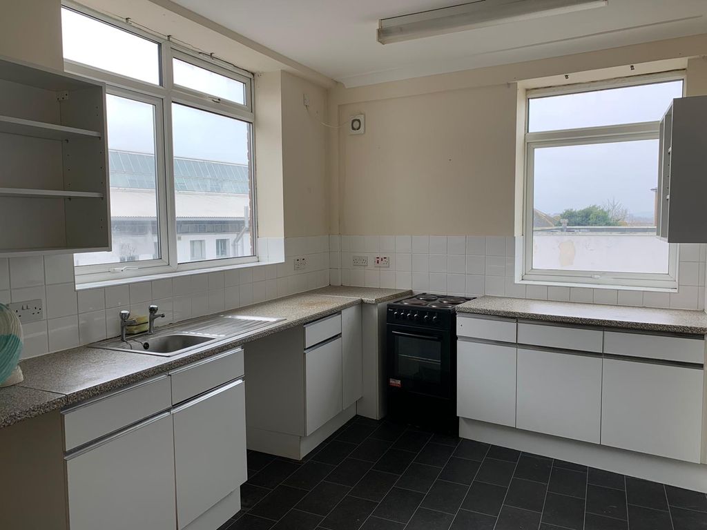 Property photo 2 of 7 Kitchen