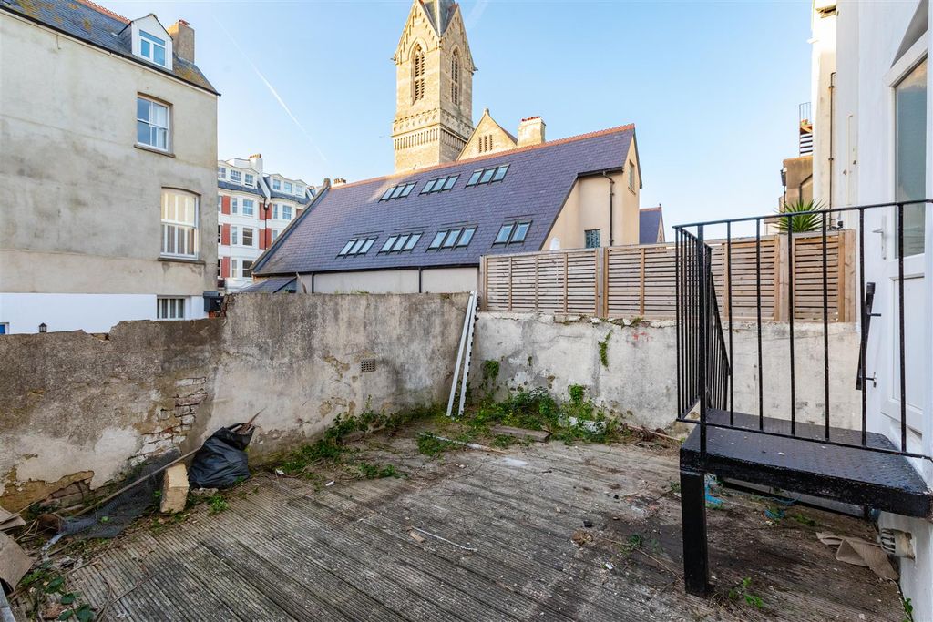 Property photo 2 of 7 Garden