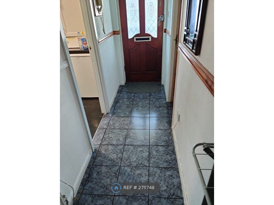 Property photo 2 of 8 Passage (Entrance)