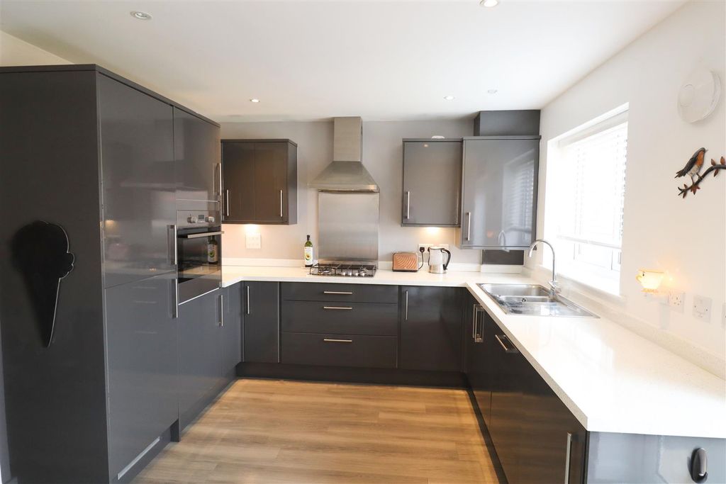 Property photo 3 of 14 Kitchen