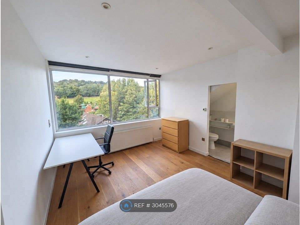 Property photo 1 of 7 Top Floor Ensuite (Super King Size Bed) £750