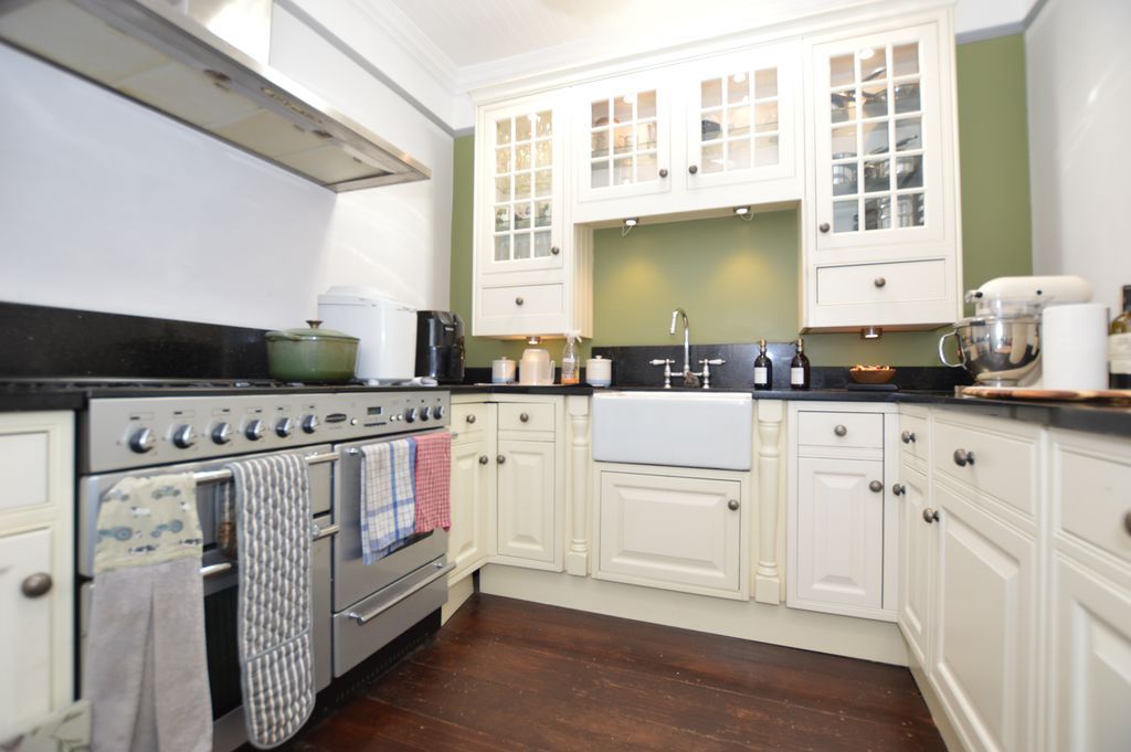 Property photo 3 of 8 Fitted Kitchen