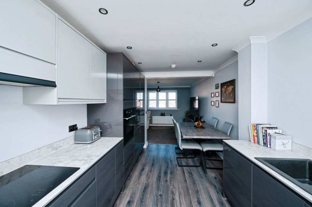 Property photo 3 of 21 Kitchen