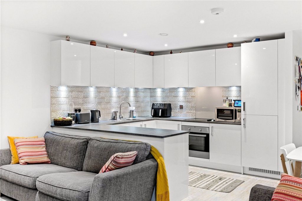 Property photo 2 of 16 Picture No. 12