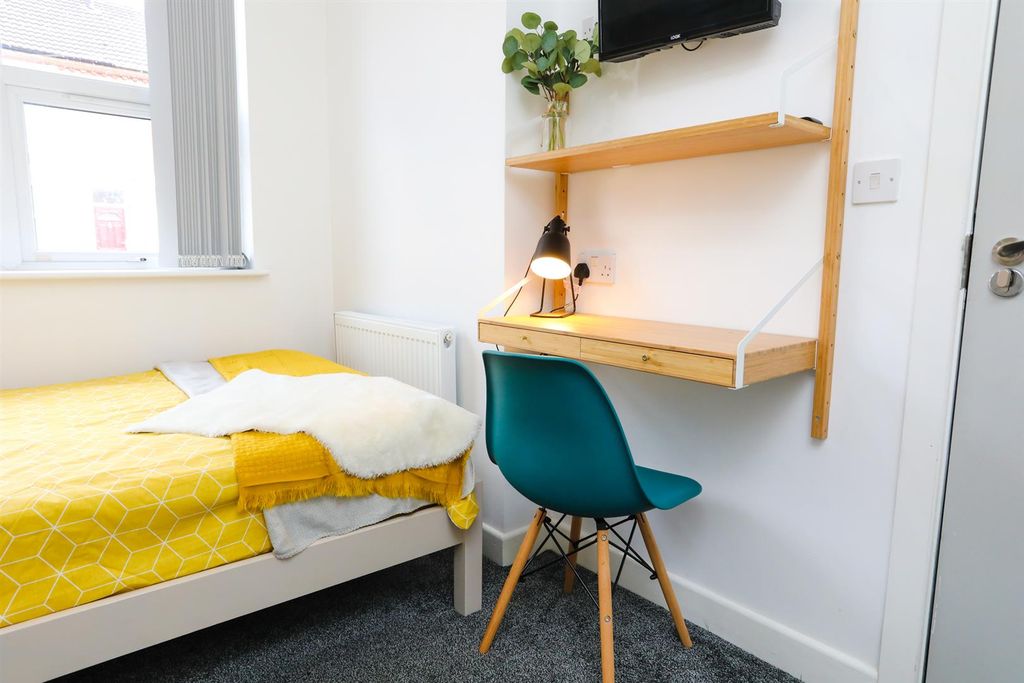 Property photo 2 of 9 68 St George's Road-33.Jpg