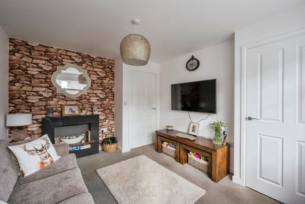 Property photo 2 of 20