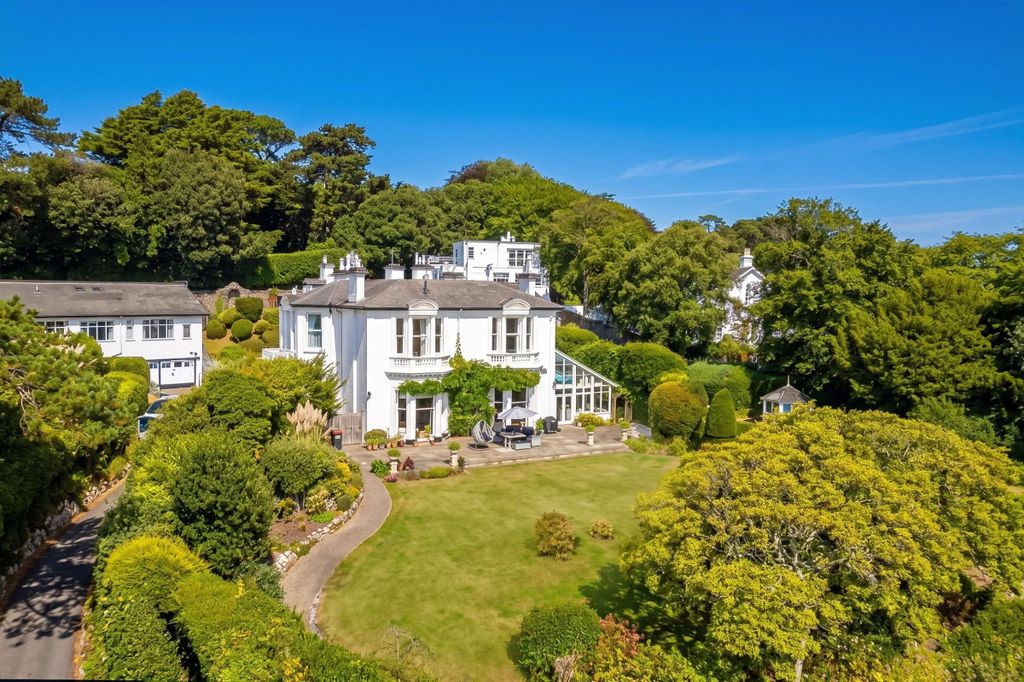 Property photo 1 of 39 Period Villa Set In Expansive Landscaped Gardens