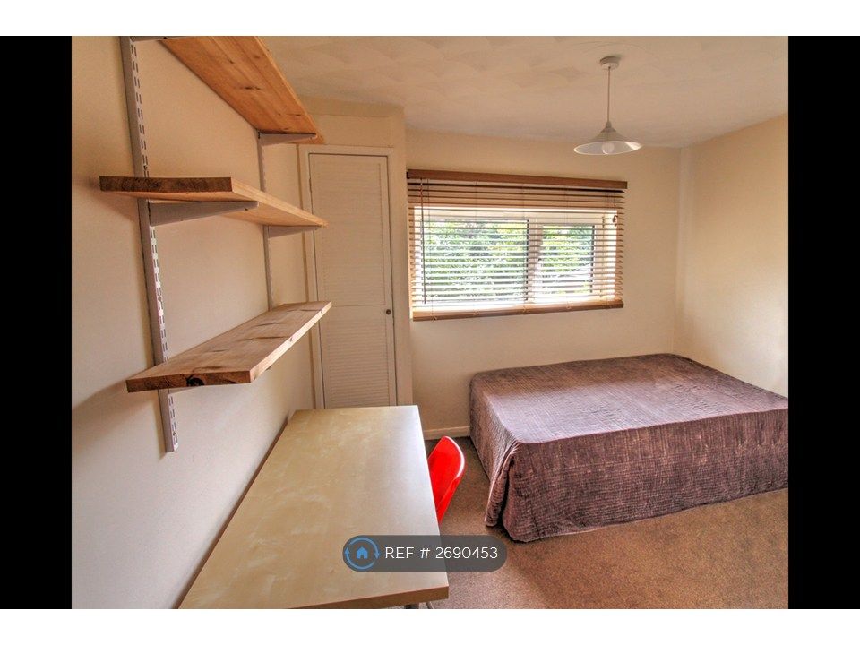 Property photo 2 of 11 Bed 1 - Side View