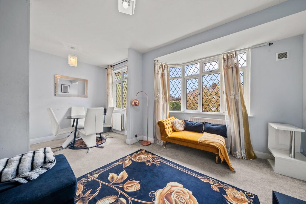 Property photo 3 of 18 Living Room