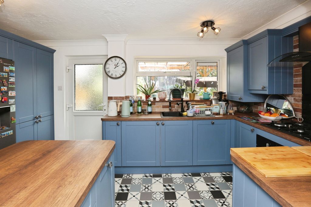 Property photo 2 of 17 Kitchen