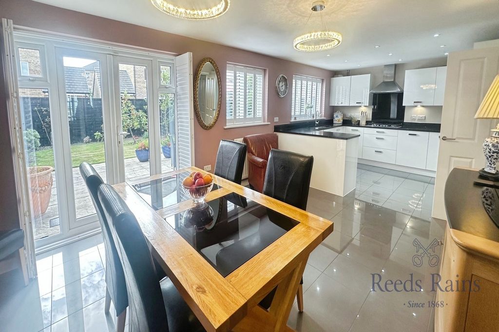 Property photo 2 of 18 Dining Kitchen