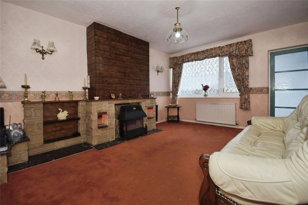 Property photo 3 of 19 Living Room