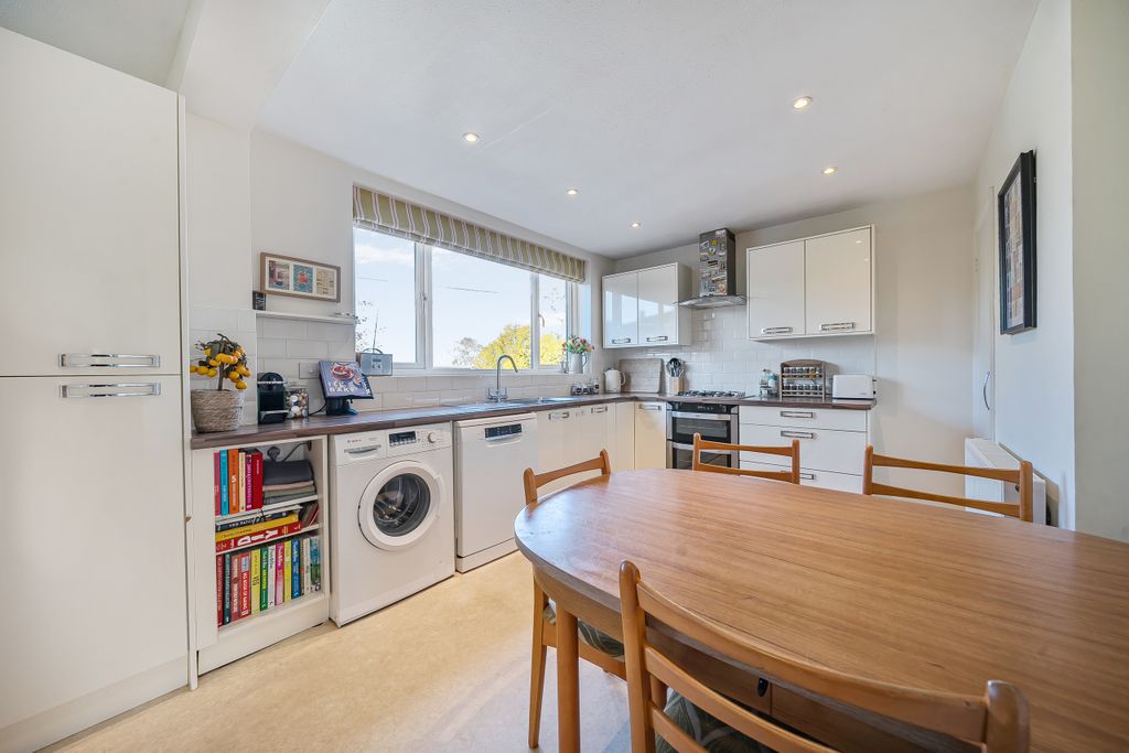 Property photo 3 of 23 Kitchen / Breakfast Room