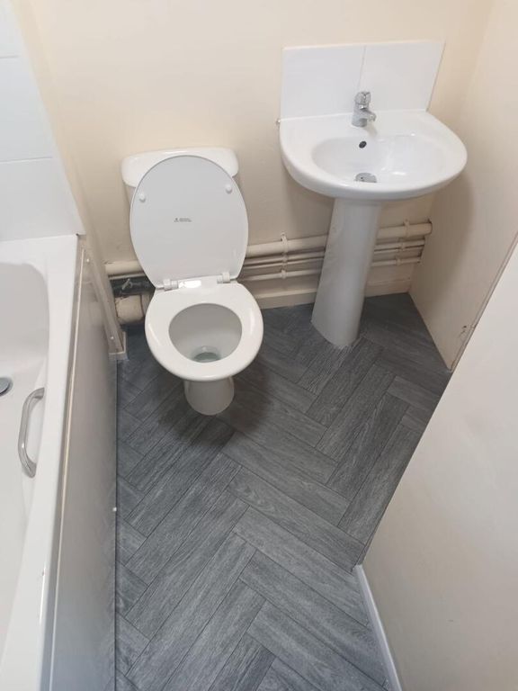 Property photo 2 of 6 Bathroom
