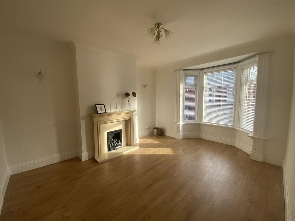 Property photo 1 of 6 Bedroom
