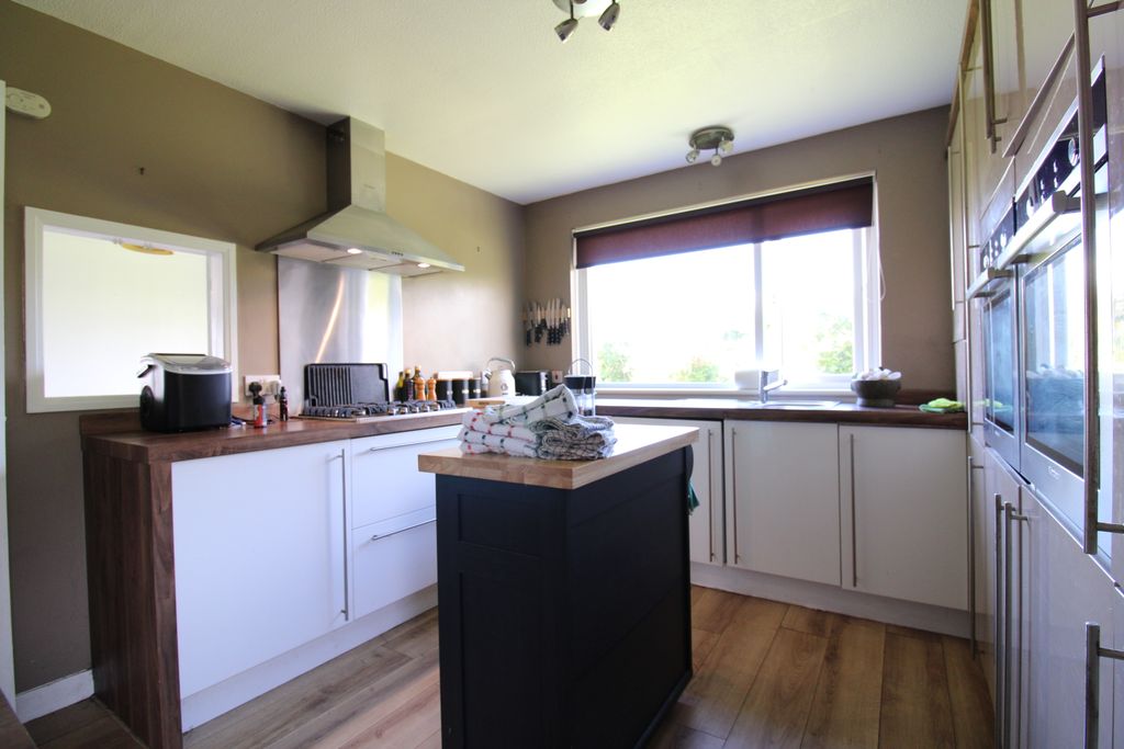 Property photo 3 of 16 Kitchen
