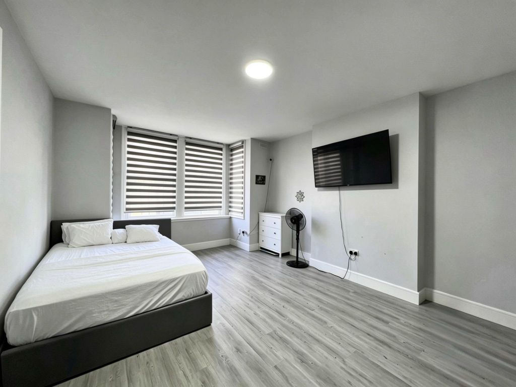 Property photo 3 of 5 Flat 1 74 Chaplin Road (5)