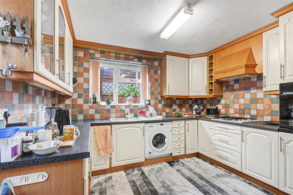 Property photo 3 of 10 Kitchen (1).Jpeg