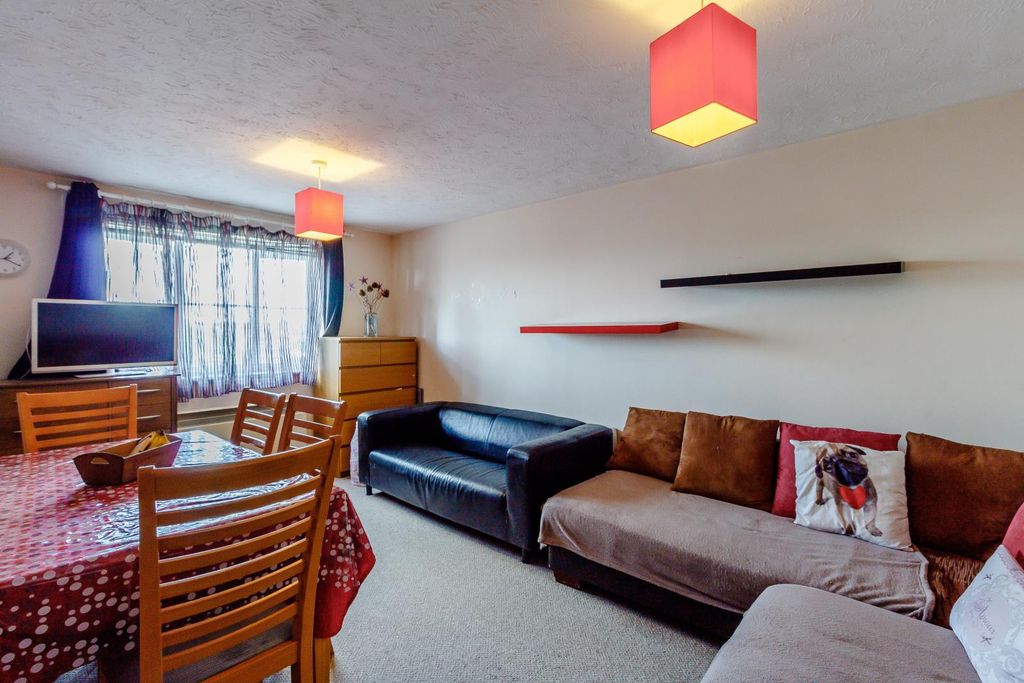 Property photo 3 of 12 8385708-Interior01-800.Jpg