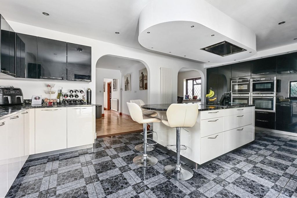 Property photo 3 of 18 Kitchen/Breakfast Room