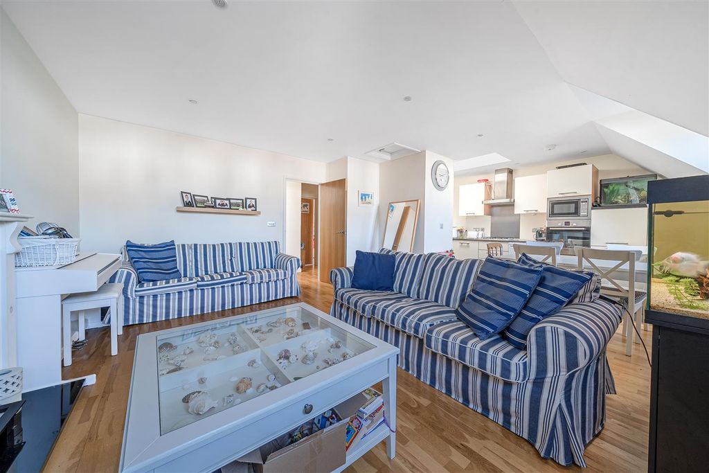 Property photo 2 of 21 Leander Court, Graystone Road, Tankerton