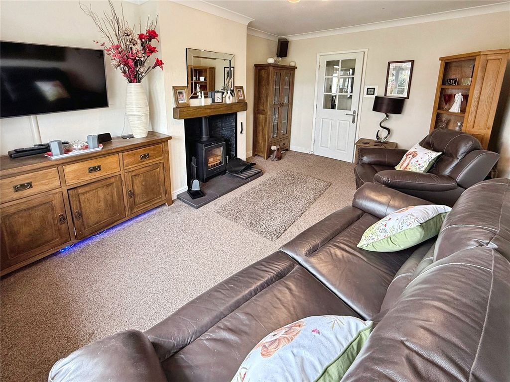 Property photo 3 of 16 Lounge