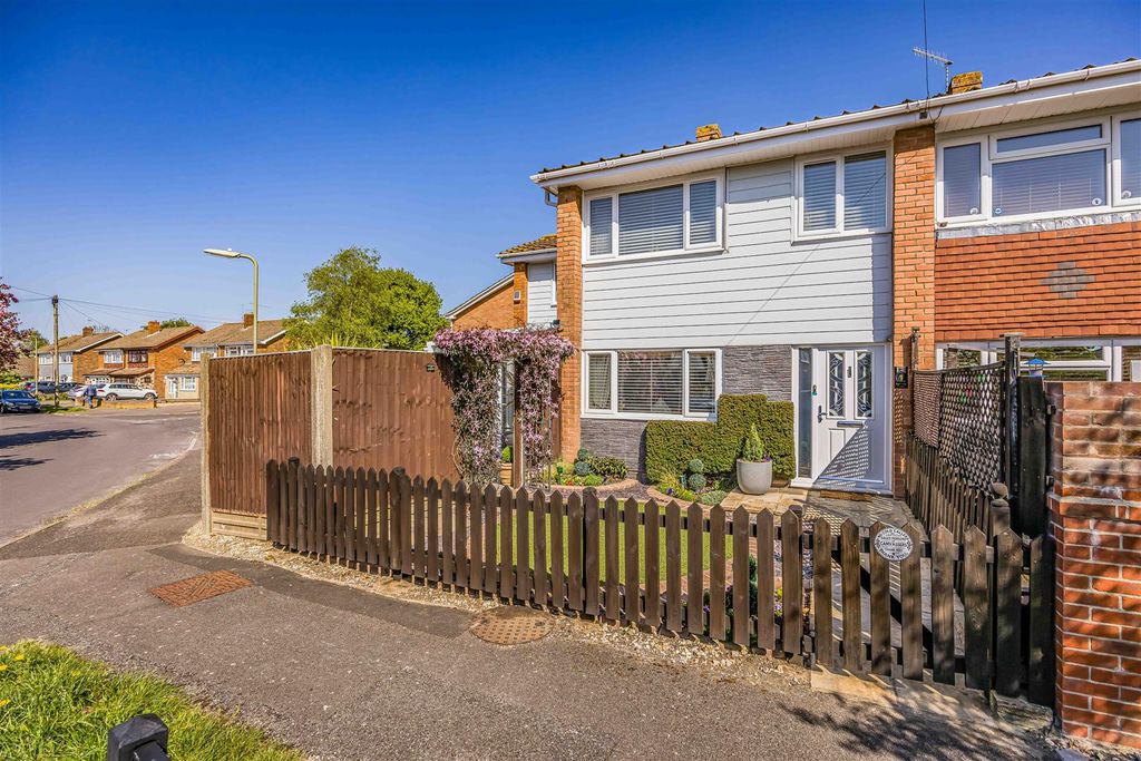 Property photo 1 of 32 Spinney Close, Cowplain-Small-Porticomarketing-Nex