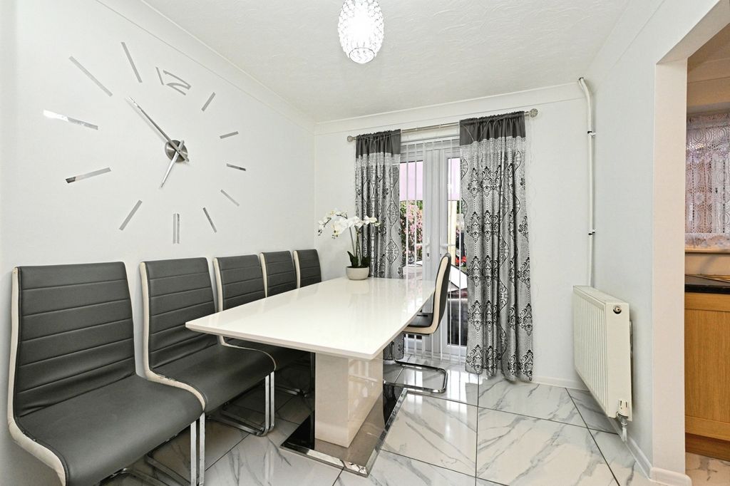 Property photo 3 of 17 Photo