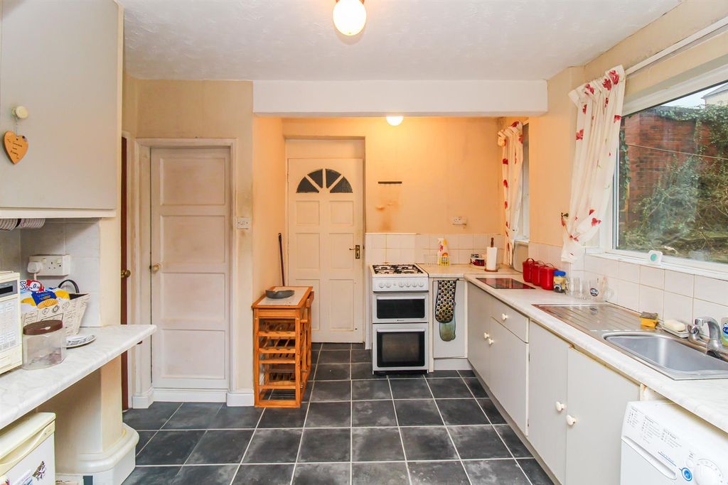 Property photo 3 of 10 Kitchen