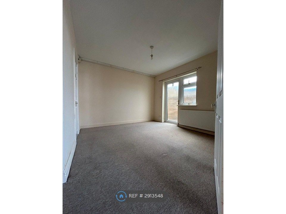 Property photo 2 of 5 Bedroom