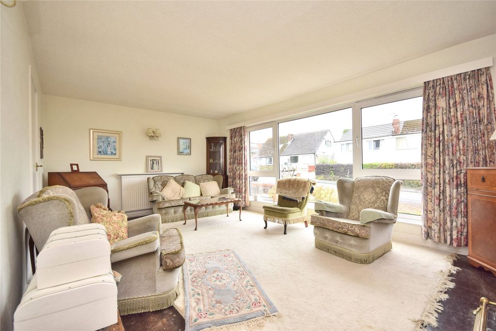 Property photo 3 of 18 Living Room