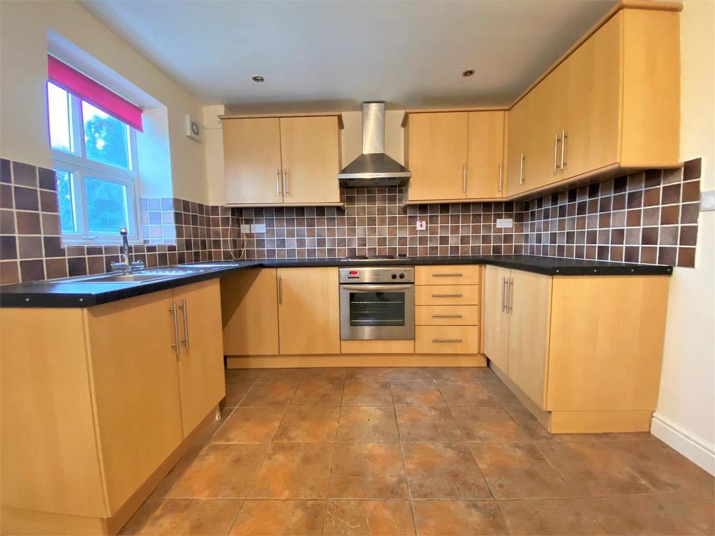 Property photo 2 of 10 Kitchen