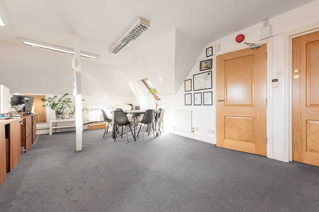 Property photo 3 of 10 High Street 169-003