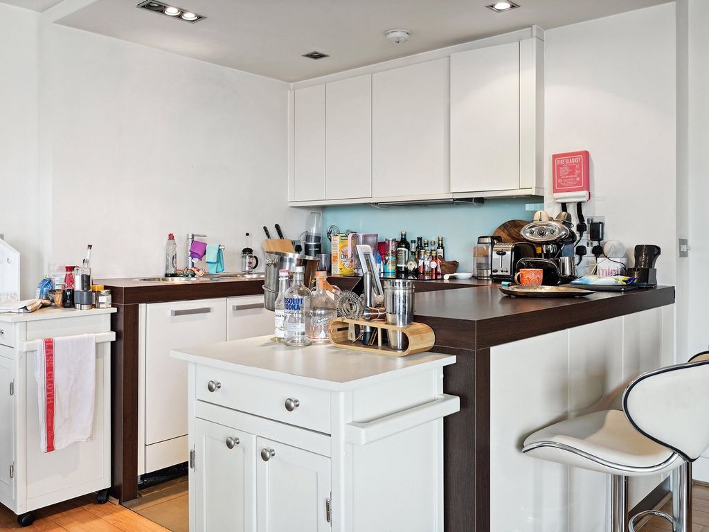 Property photo 3 of 12 Empire Square East