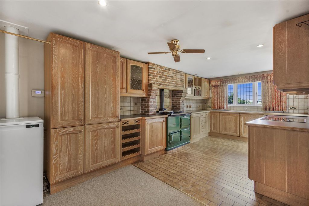 Property photo 2 of 27 Kitchen / Breakfast Room