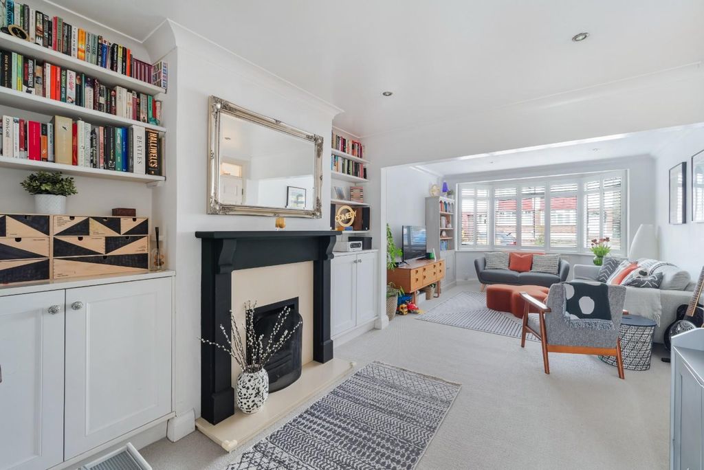 Property photo 2 of 20 Dirdene Gardens