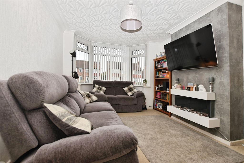 Property photo 2 of 9 Lounge