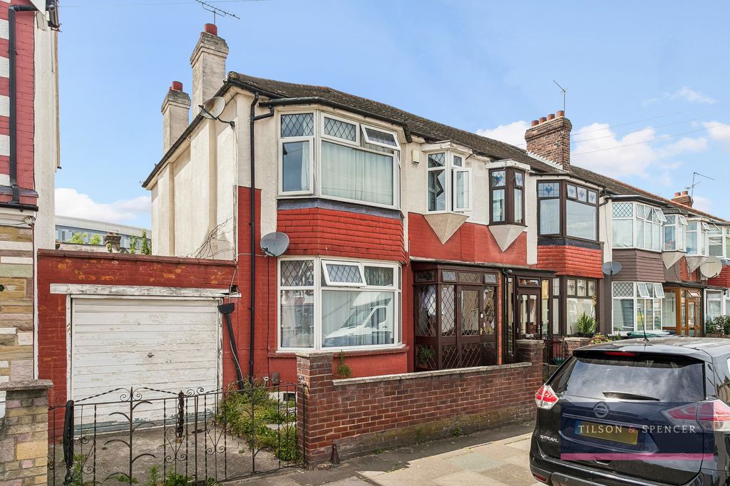 Property photo 1 of 19 260620266_Tils_35 Commonwealth Road _N17 0Pl_024_W