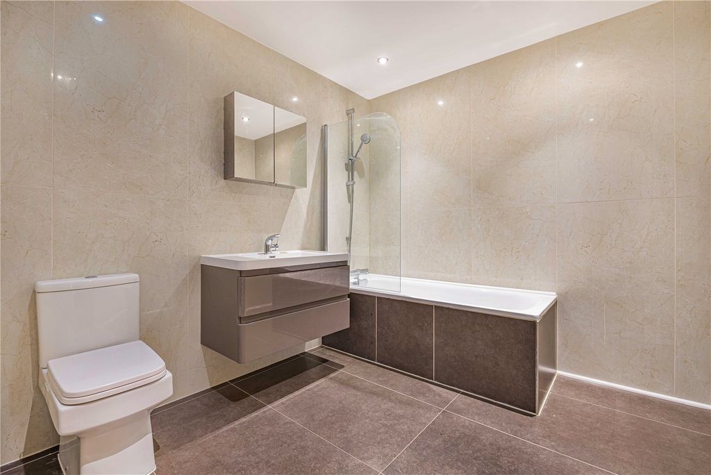 Property photo 3 of 19 Bathroom