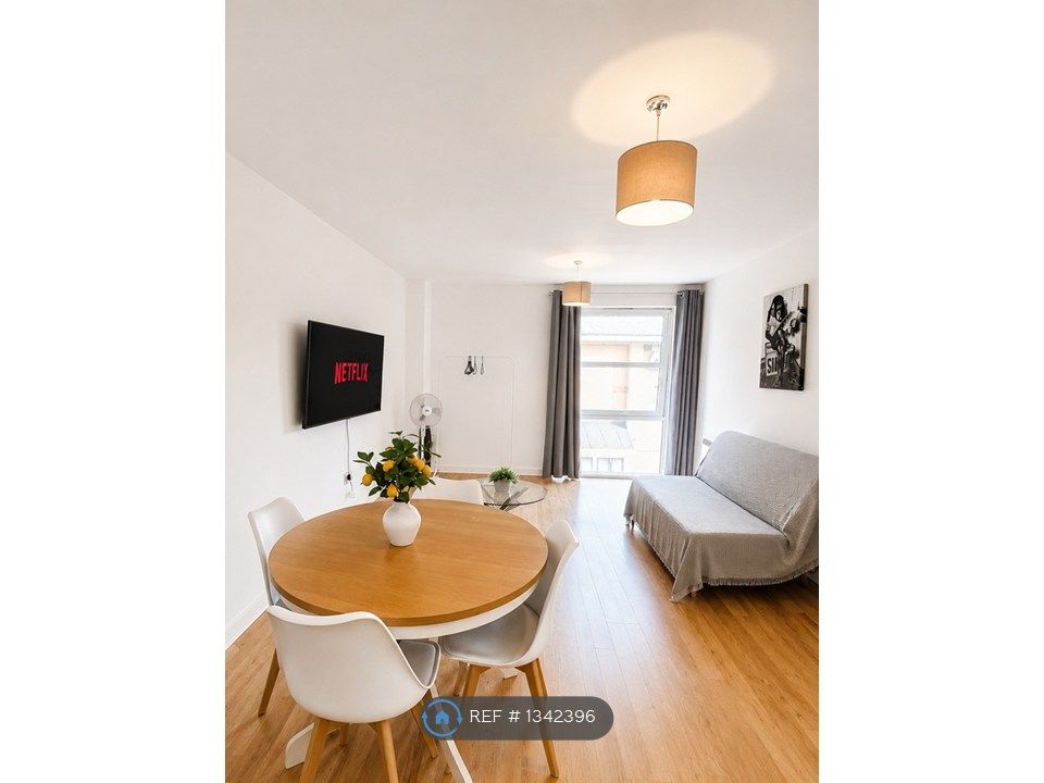 Property photo 3 of 10 Comfortable Living Room