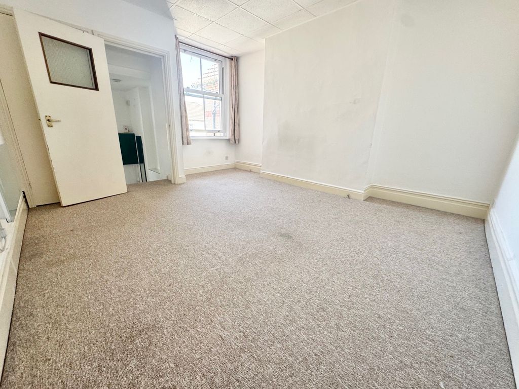 Property photo 2 of 8 Studio