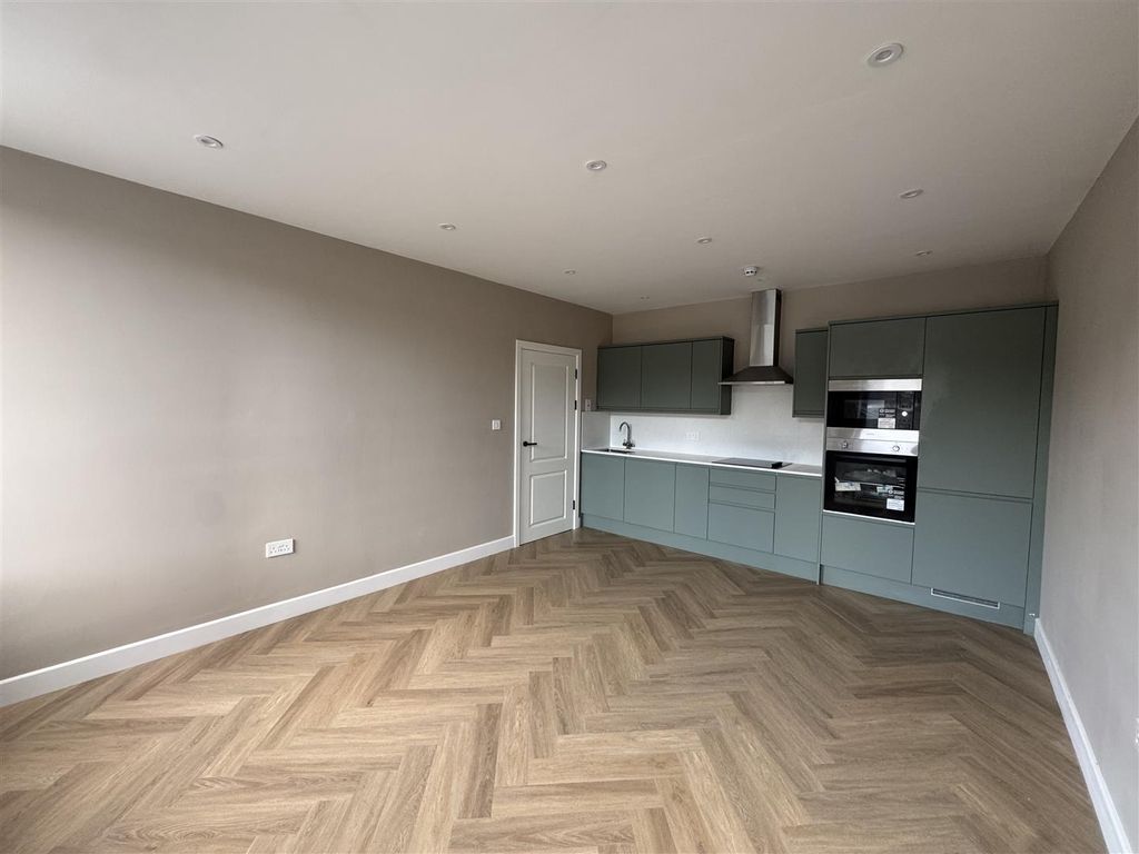 Property photo 1 of 6 Flat 1 - High Road, Finchley